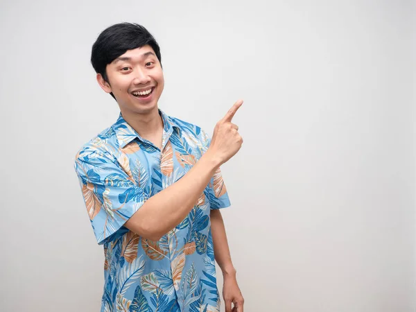 Positive Man Beach Shirt Smile Point Finger Copy Space — 스톡 사진
