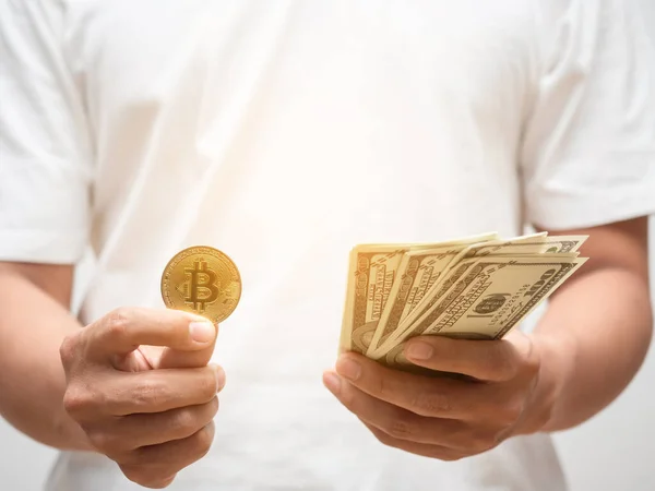 Nahaufnahme Mann Hand Hält Goldenen Bitcoin Mit Dollar Geld — Stockfoto