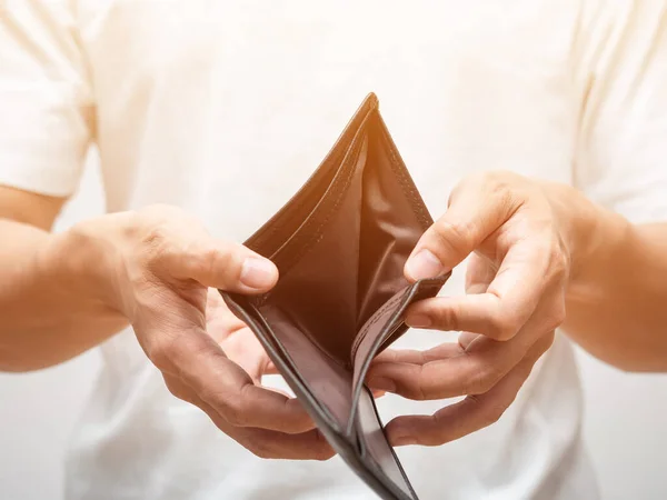 Dükkanı kapat. Boş cüzdan göster. Para yok, zavallı adam cüzdanında para göstermesin.