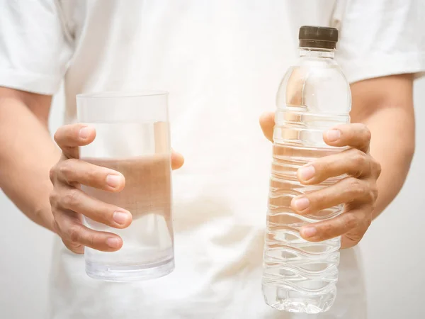 Fermer Les Mains Masculines Tenant Verre Eau Avec Une Bouteille — Photo