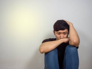 Depresyondaki adamın üzüntüsü, ağlayan bir fotokopi odası.