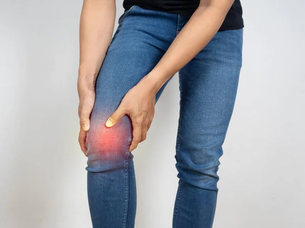 Adam dizini incitti. Beyaz arka planda el ele tutuştu.