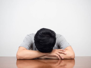 Adam masa beyaz arka planda çalışma biçimi denedi