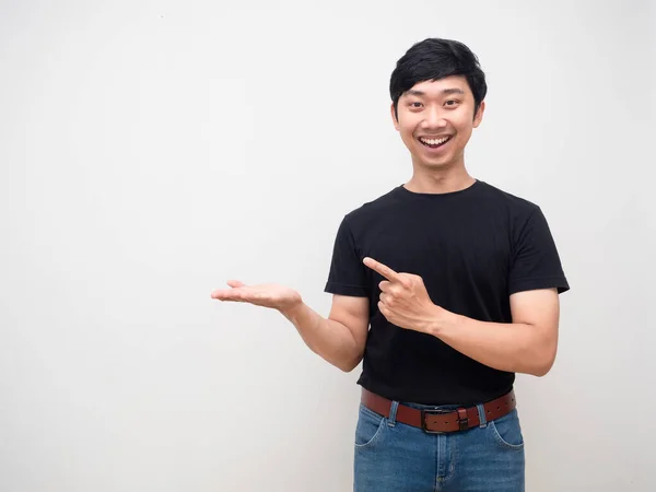 Sonrisa Positiva Del Hombre Muestra Mano Vacía Con Dedo Índice —  Fotos de Stock