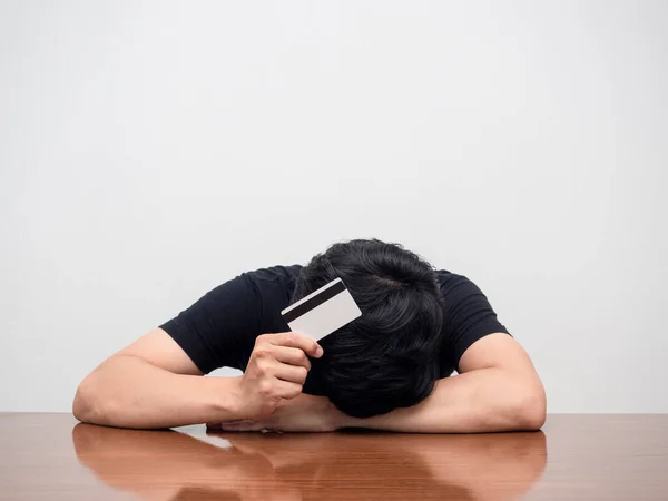 Masentunut Mies Makaa Pää Pöydällä Pidä Luottokortilla Stressiä Velkaa Kriisistä — kuvapankkivalokuva
