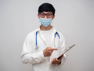 Tıbbi maske takan doktor kontrol listesi beyaz arka planında işaret parmağı takıyor