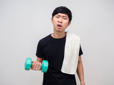 İnsan halter portresiyle antrenmandan sonra kendini denenmiş hisseder.