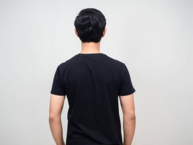 Portre adam siyah gömlek ayakta duruyor. Geri dön stüdyo çekimi.