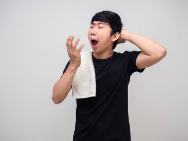 Uykusuz adam uyanır sabah jesti esnerken uykulu hisseder