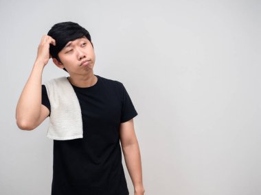 Havluyla kaşınan uykusuz bir adam uykulu bir yalnızlık hissediyor.