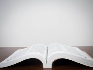 Metin kitabı masadaki kopya boşluğunda açık sayfa