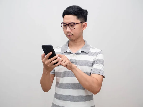Mladý Muž Pruhované Tričko Nosí Brýle Pomocí Mobilního Telefonu Portrét — Stock fotografie