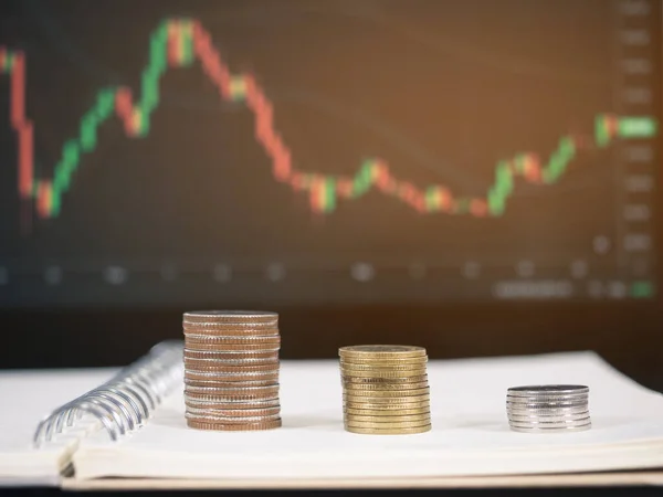 Şifreleme grafik arka planı ile kitap üzerinde büyüyen bozuk paraları kapat