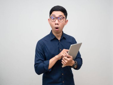 Tablet kullanan bir portre adam şaşırmış ve izole edilmiş.