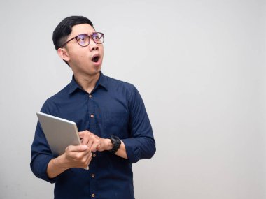 Genç işadamı elinde tabletle fotokopi odasına bakarken şok oluyor.