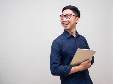 Gözlüklü neşeli işadamı tableti tut ve fotokopi için arkanı dön.