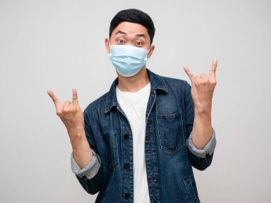 Portre adamı gömleği, tıbbi maske, parmak izi, izole edilmiş.