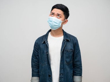 Genç adam kot gömleği şüpheli görünüyor.