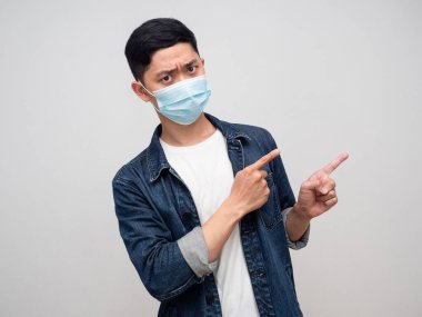 Erkek pantolonu, ciddi yüz, çift parmak izole.