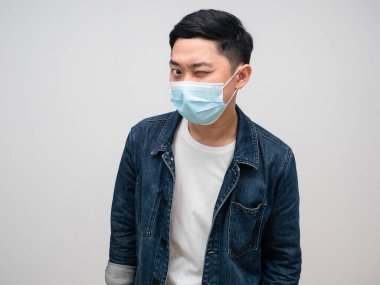 Pozitif erkek pantolonu. Tıbbi maske tak. Komik duygu.