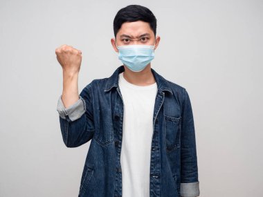 Pozitif erkek pantolonu giy tıbbi maske tak dövüş için yumruğunu göster ve başarılı ol.