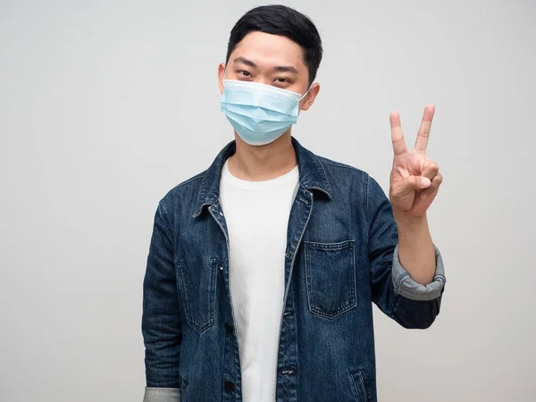 Positivet Man Jeans Shirt Wear Medical Mask Show Two Finger — Photo