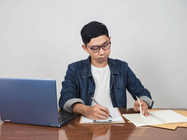 Young Businessman Jeans Shirt Sit Writing His Workplace Man Work — Stock fotografie