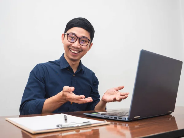 Businessman Wear Glasses Sit Workplace Table Gesture Suggest Happy Smile — Stock fotografie