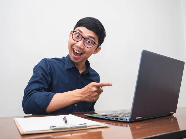 Businessman Point Finger His Laptop Feels Amazed — Stock fotografie