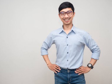 Olumlu adam mutlu bir gülümseme, yalıtılmış bir şekilde el ele durun.