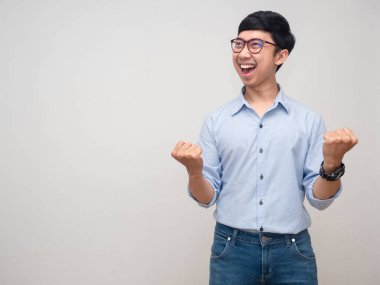 İş adamı, başarı için yumruğunu göster ve fotokopi alanına bak.