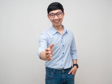 Pozitif adam gözlük takar, gülümser ve el sıkışır.