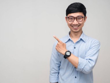 Yakışıklı adam gözlük takıyor. Gülümse, parmağınla fotokopi çektir.