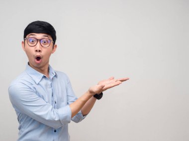 Neşeli iş adamı gülüşü göstergesi boş eller izole edilmiş