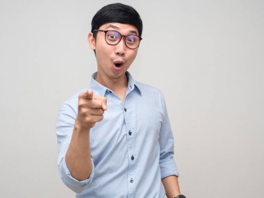 Pozitif adam gözlük takıyor. Seni soyutlamak için işaret parmağı kullanıyor.