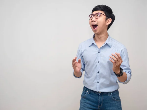 Mladý Asijský Muž Nosit Brýle Gesto Užaslý Při Pohledu Kopírovat — Stock fotografie