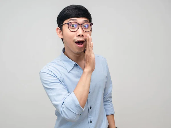 Mladý Asijský Muž Nosí Brýle Gesto Šeptat Vás Izolované — Stock fotografie