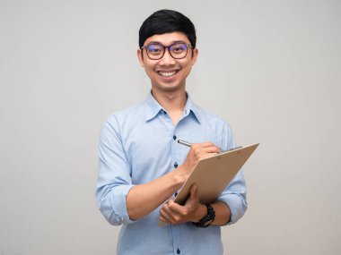 Olumlu adam gözlüğü gülümsemesi ve tahtaya yazılmış yazı izole edilmiş.