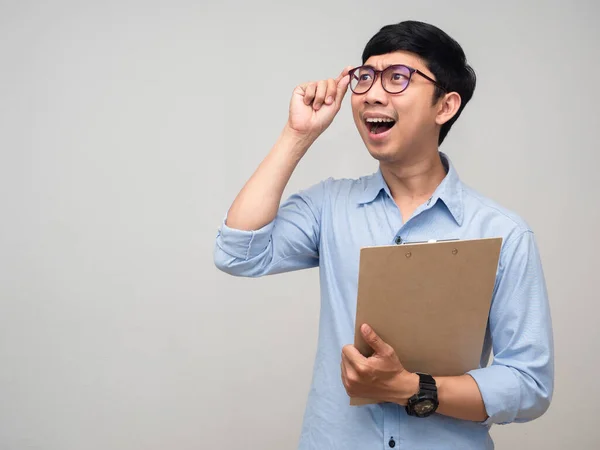 Asijský Člověk Nosí Brýle Držet Dokument Palubě Gesto Vypadající Izolovaně — Stock fotografie