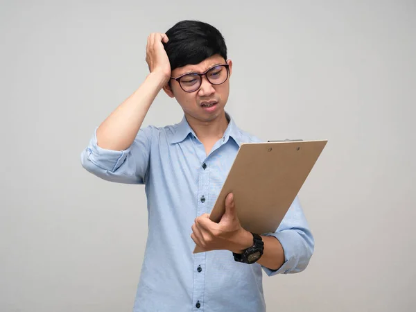 Asiatischer Geschäftsmann Verspürt Kopfschmerzen Beim Lesen Der Dokumententafel Der Hand — Stockfoto