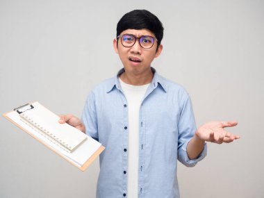 Öğretmen elini kaldırdığında kafası karışıyor. 