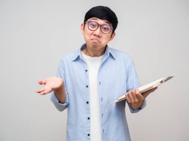 Öğretmen elini kaldırdığında kafası karışıyor. 