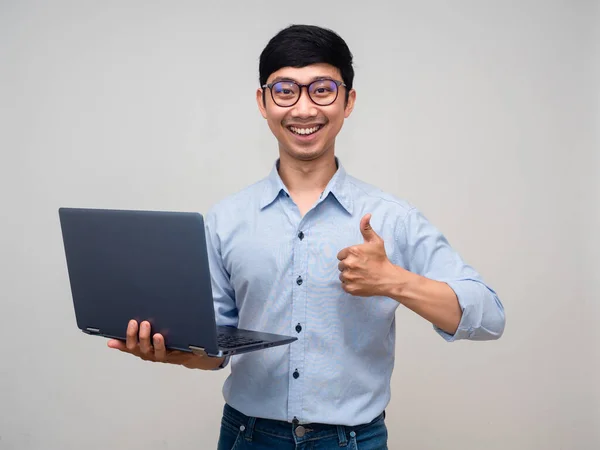 Joven Hombre Negocios Usar Gafas Sonrisa Alegre Celebración Portátil Mostrar —  Fotos de Stock