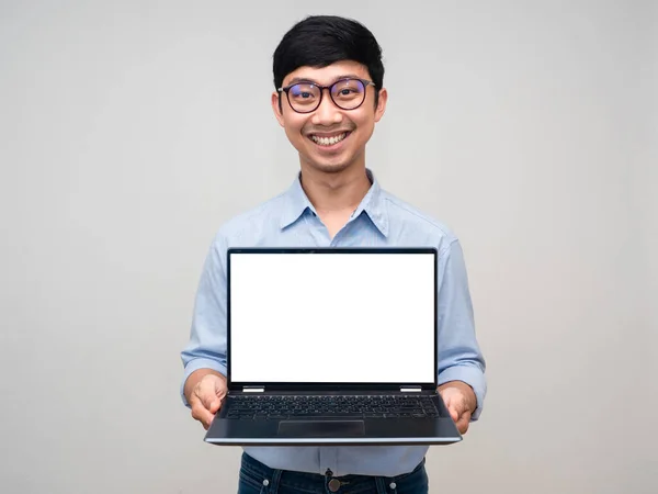 Positivo Asiático Empresario Feliz Sonrisa Show Laptop Blanco Pantalla Aislada —  Fotos de Stock