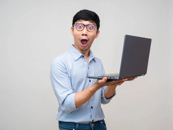 Ázsiai Üzletember Úgy Érzi Megdöbbent Tartja Laptop Elszigetelt — Stock Fotó