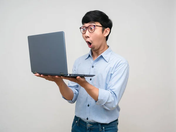 Mladý Asijský Podnikatel Cítí Ohromen Při Pohledu Notebook Izolované — Stock fotografie