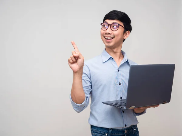 Wesoły Azji Człowiek Okulary Trzymać Laptop Gest Punkt Palec Odizolowany — Zdjęcie stockowe