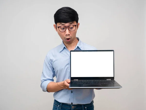 Młody Azji Biznesmen Czuje Się Zdumiony Patrząc Laptop Biały Ekran — Zdjęcie stockowe