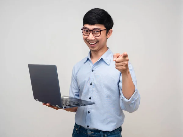 Pozytywny Biznesmen Trzymając Laptop Gest Punkt Palec Aby Wybrać Jesteś — Zdjęcie stockowe