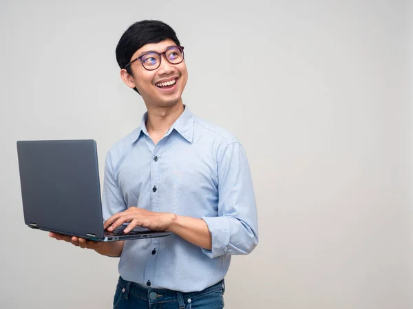 Wesoły Biznesmen Trzymać Laptop Uśmiech Patrząc Przestrzeń Kopiowania — Zdjęcie stockowe